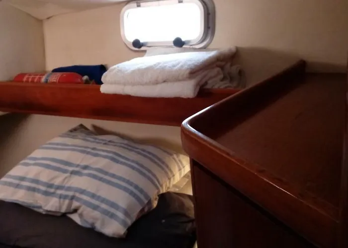 Velero Misstick,gibsea 47'2 船上ホテル *